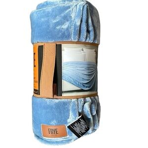 Frye - Plush Blanket / Fleece